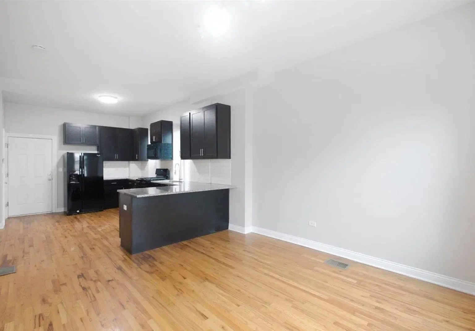 3 bed, 1.0 bath, $2,500 — Photo 2