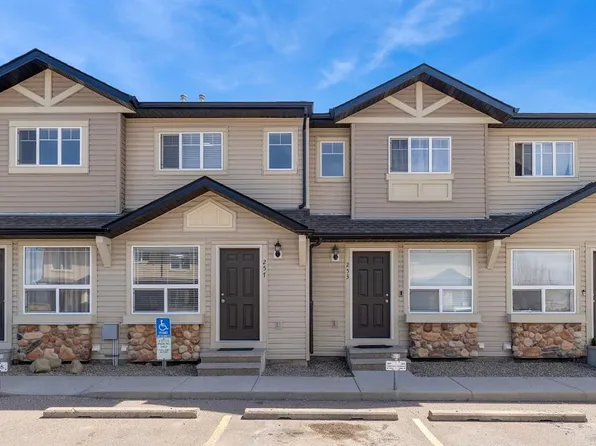 257 NW Saddlebrook Point NE, Calgary, AB T3J 0G4