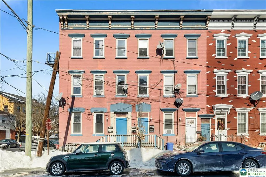 697 Ferry St — Photo 1