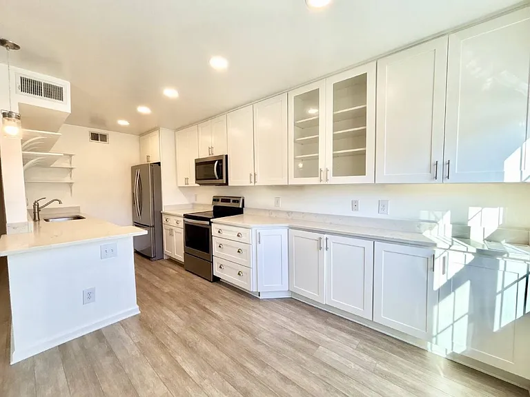 1441 Deerpond Ln — Photo 6