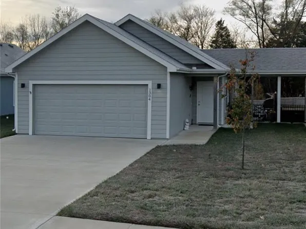 1304 E Joles Dr, Tonganoxie, KS 66086