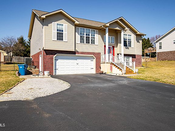 3rd image of 195 Royal Oaks Dr