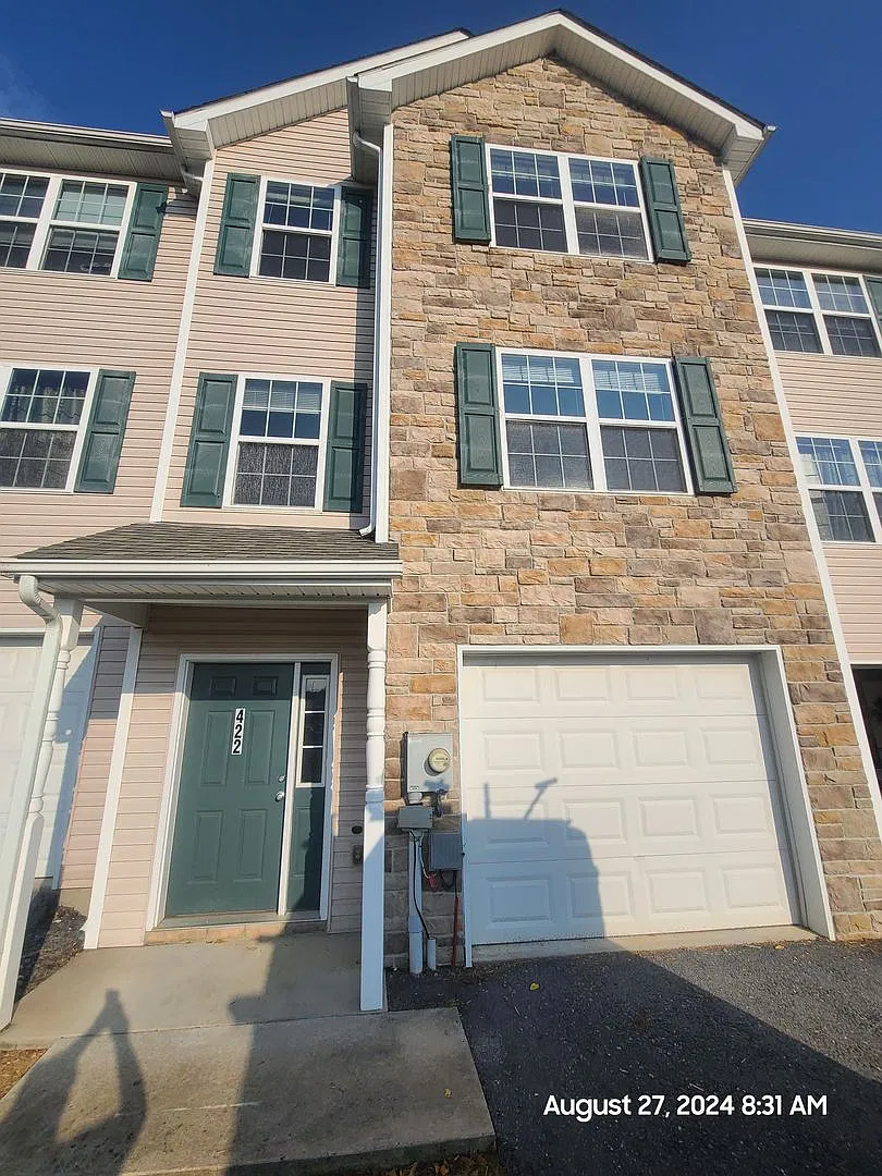 3 Bedroom 2 1/2 bath Townhome for Rent in Waynesboro — Photo 1