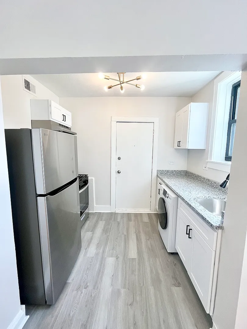 Building Photo - 1329 N Lorel Ave #1W
