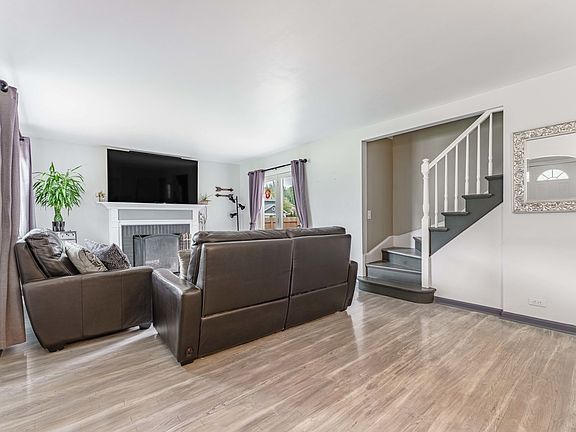 3rd image of 301 W Lonnquist Blvd