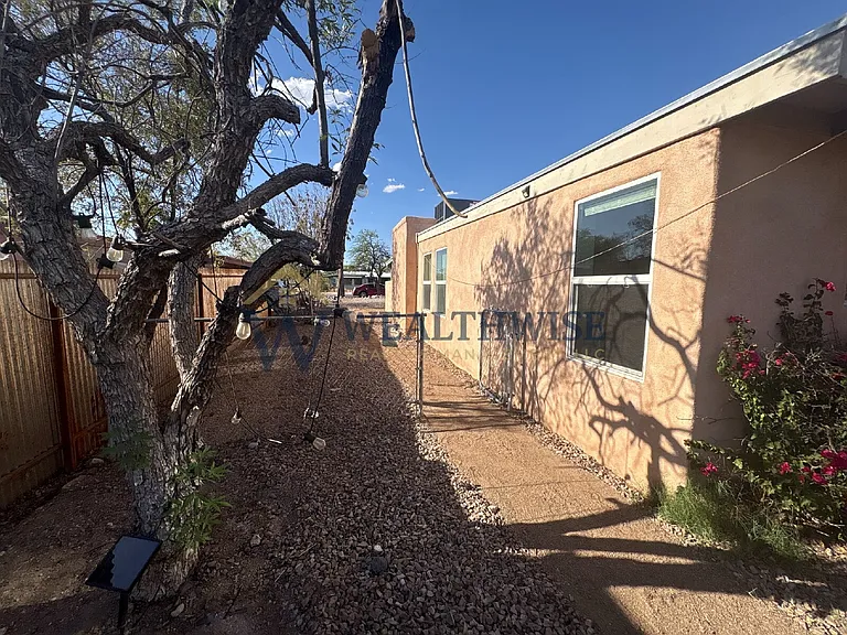 216 E Waverly St — Photo 13