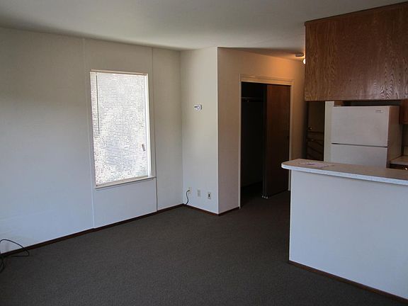 4th image of 560 Charter St APT 2