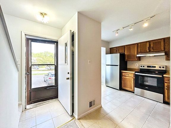 3rd image of 33 Sugarland Square Ct
