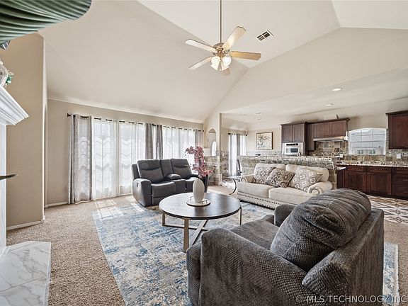 5th image of 903 N Redbud St