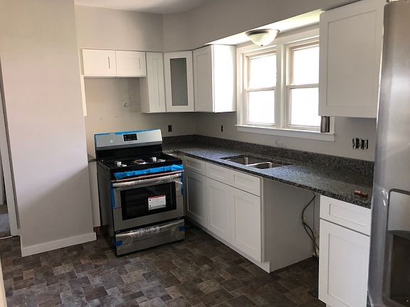5th image of 410 Marion Ave