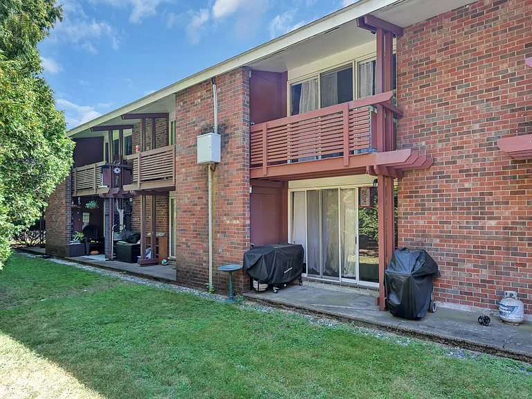 2 Essex Ln #B — Photo 14
