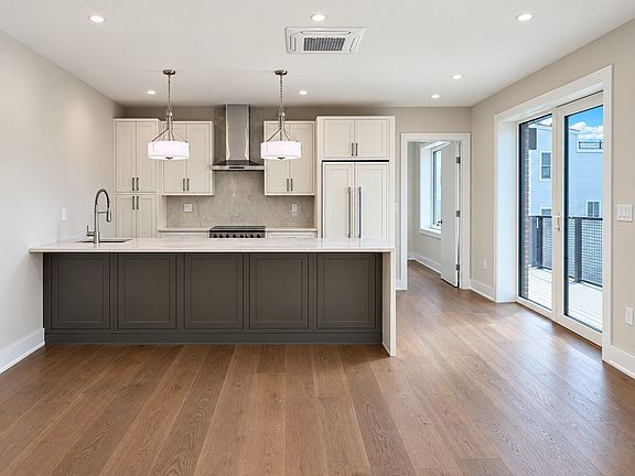 4th image of 804 E 7th St #307