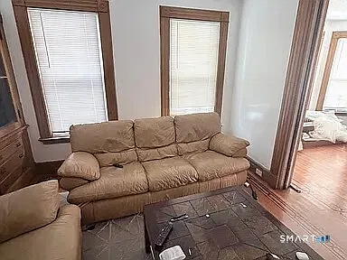 3 bed, 1.0 bath, 3792 sqft, $2,350 — Photo 4
