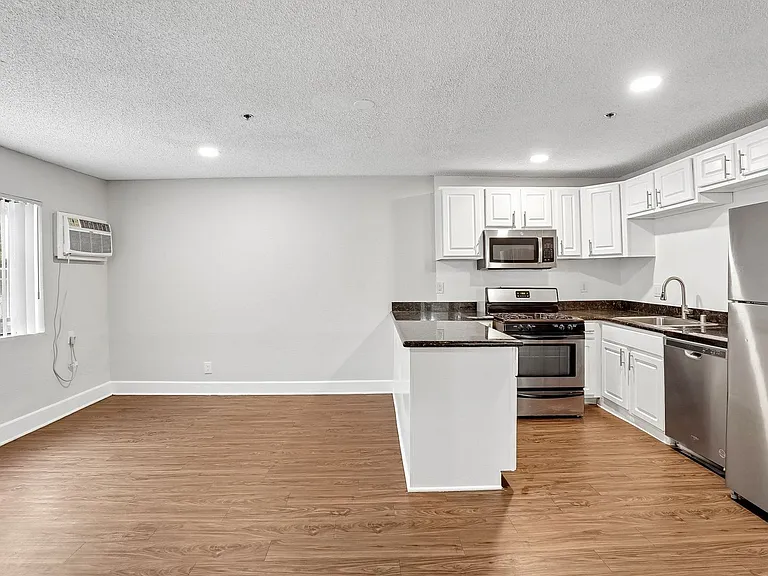 700 S. Berendo Ave — Photo 9