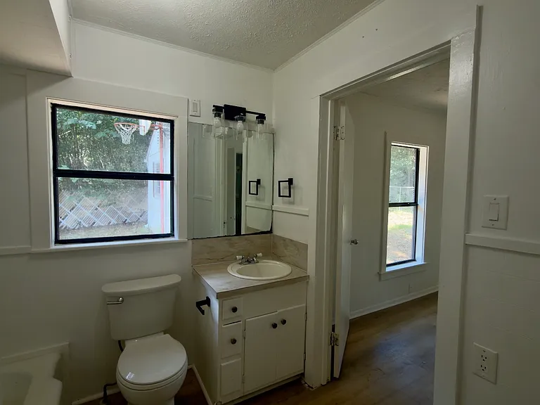 1603 E Main St — Photo 17