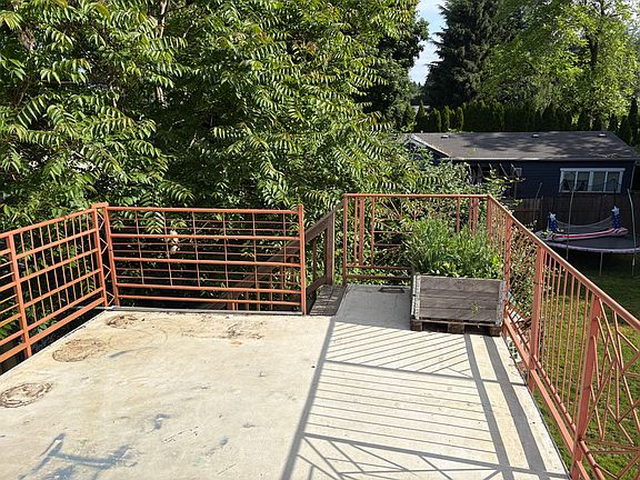 4th image of 2803 SE Balfour St