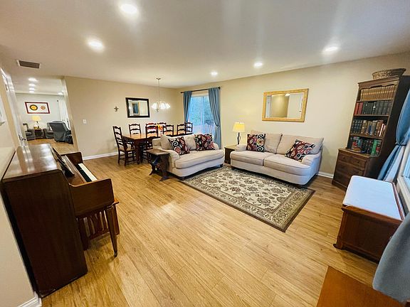5th image of 206 Southwood Cir