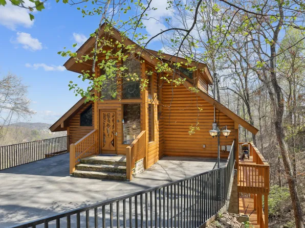 2208 Saint Moritz Ct, Gatlinburg, TN 37738