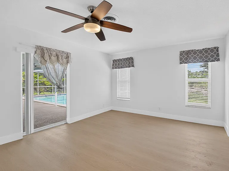 1301 SW 8th St — Photo 4