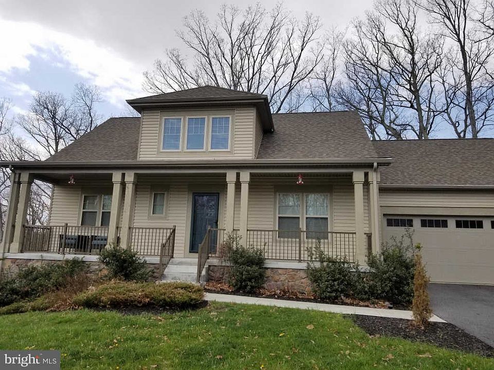 1st image of 207 Country Club Dr