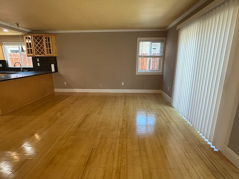 1049 Burnham Dr — Photo 7