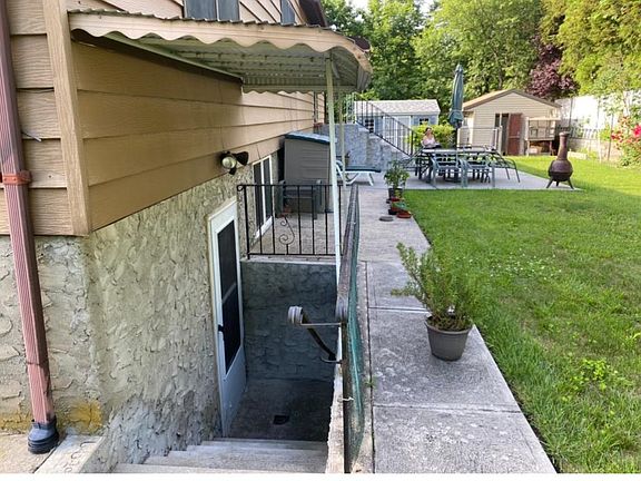 4th image of 123 Evergreen Ave #123