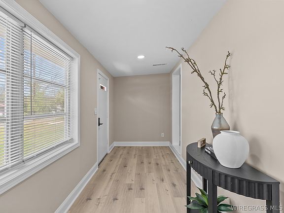 3rd image of 304 Warren Rd