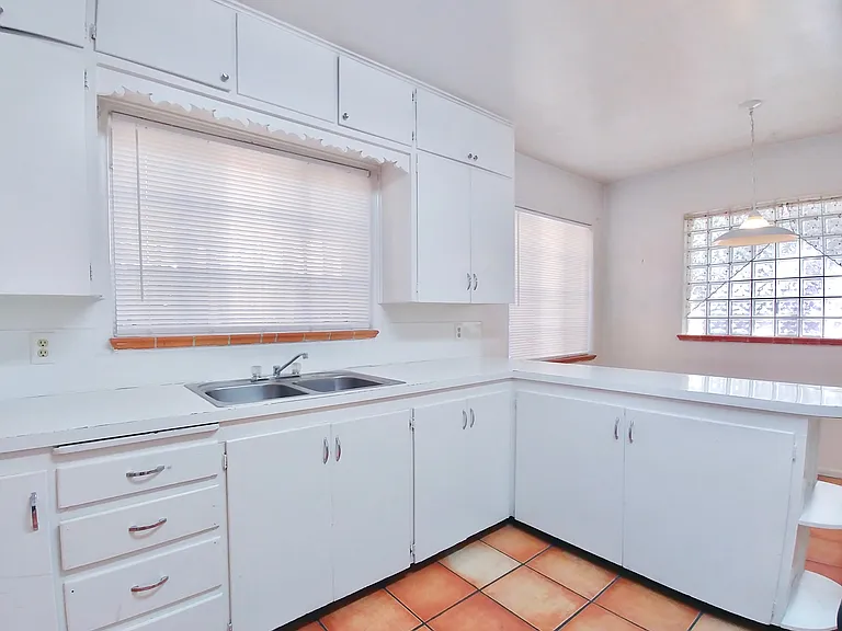 Super Cool Mid-Century Modern East Nob Hill Penthouse Suite with Views — Photo 59