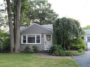 25 Mount View Dr, Cranston, RI 02920