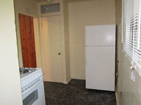 Kitchen w-Stove & Fridge