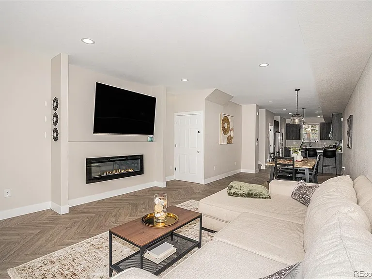 1074 Knox Ct #A — Photo 3