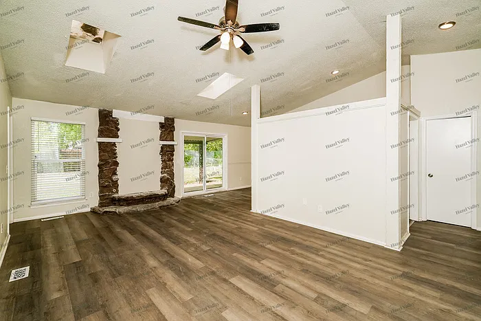 3 bed, 2.0 bath, 1228 sqft, $1,490 — Photo 3