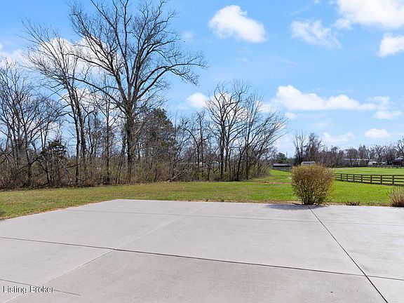 3rd image of 697 Pin Oak Dr