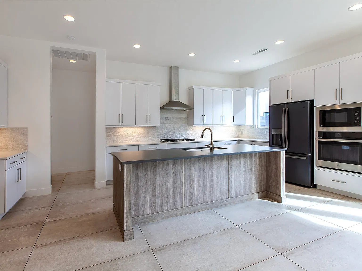 3 bed, 2.5 bath, 2199 sqft, $2,350 — Photo 3
