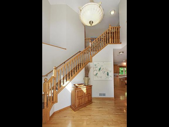 4th image of 687 Woodridge Dr N