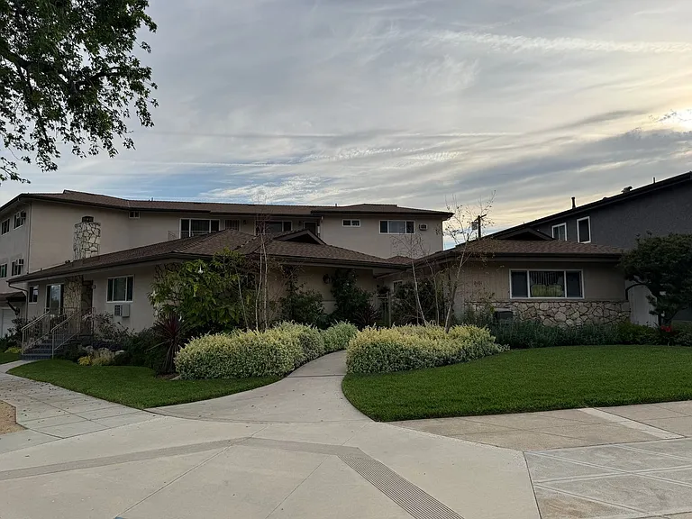 2601 N Glenoaks Blvd — Photo 1