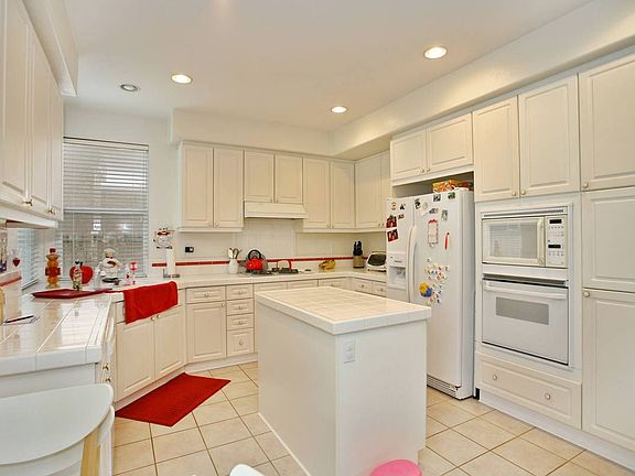 Modern Bright Kitchen