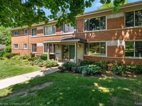 880 N Adams Rd