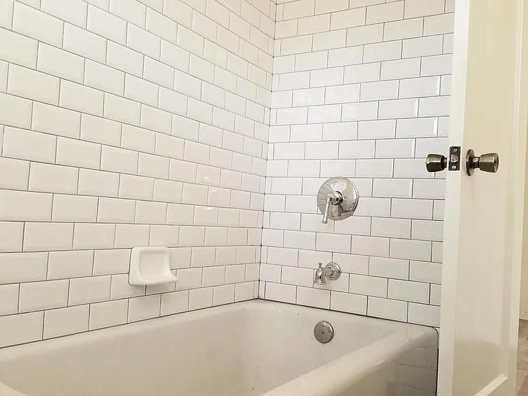 235 W Dana St — Photo 15