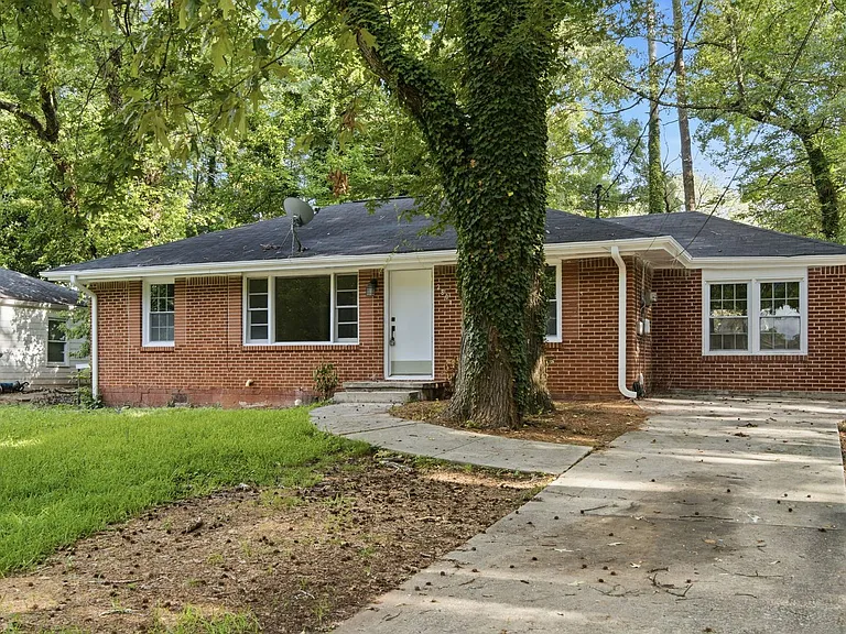 2801 Mitchell Dr — Photo 3