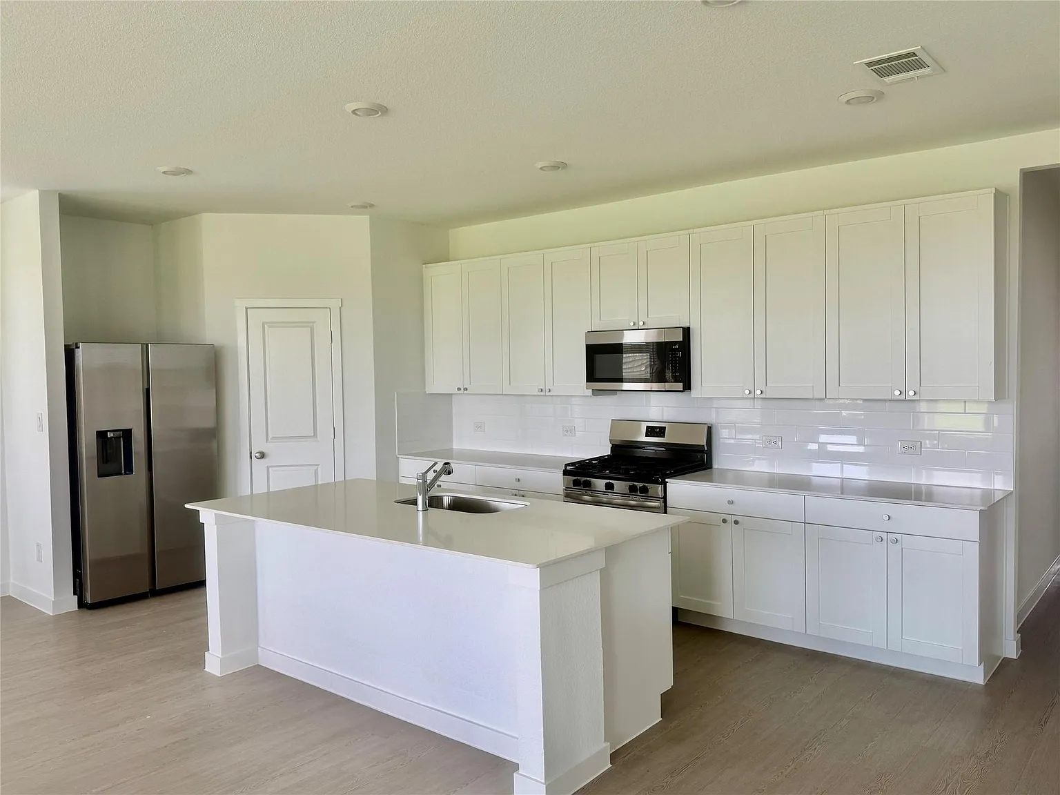 4 bed, 2.0 bath, 2060 sqft, $2,250 — Photo 4