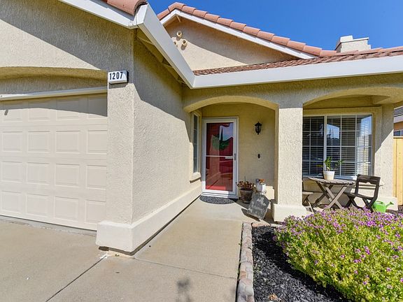 2nd image of 1207 Arbor Dr