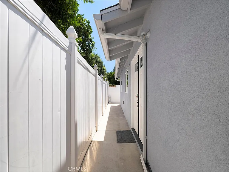 10018 N Aqueduct Ave — Photo 2