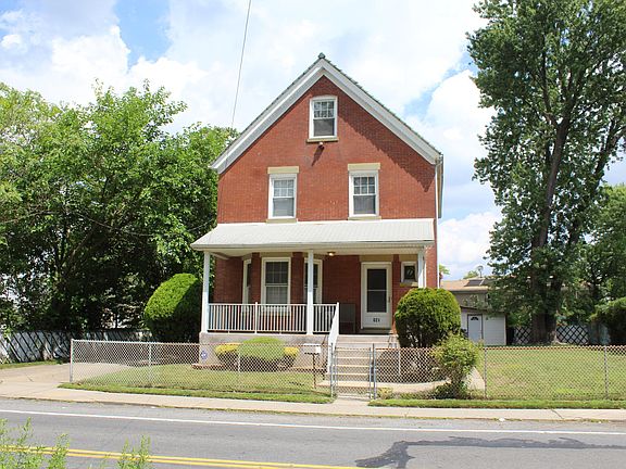 3rd image of 821 Travis Ave