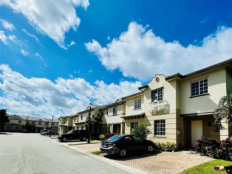 2020 Freeport Dr #2020 — Photo 2