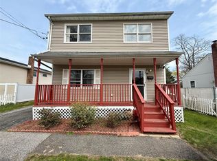13 Hilltop Ln, Wheatley Heights, NY 11798