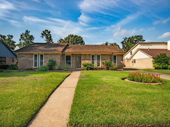 205 Banyan Dr, Lake Jackson, TX 77566