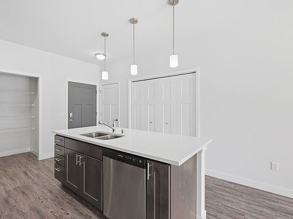 5th image of 1601 N Windsor Ave #101