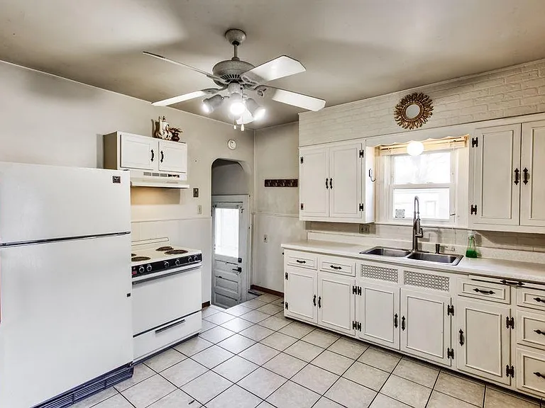 2174 Washington Ave — Photo 6