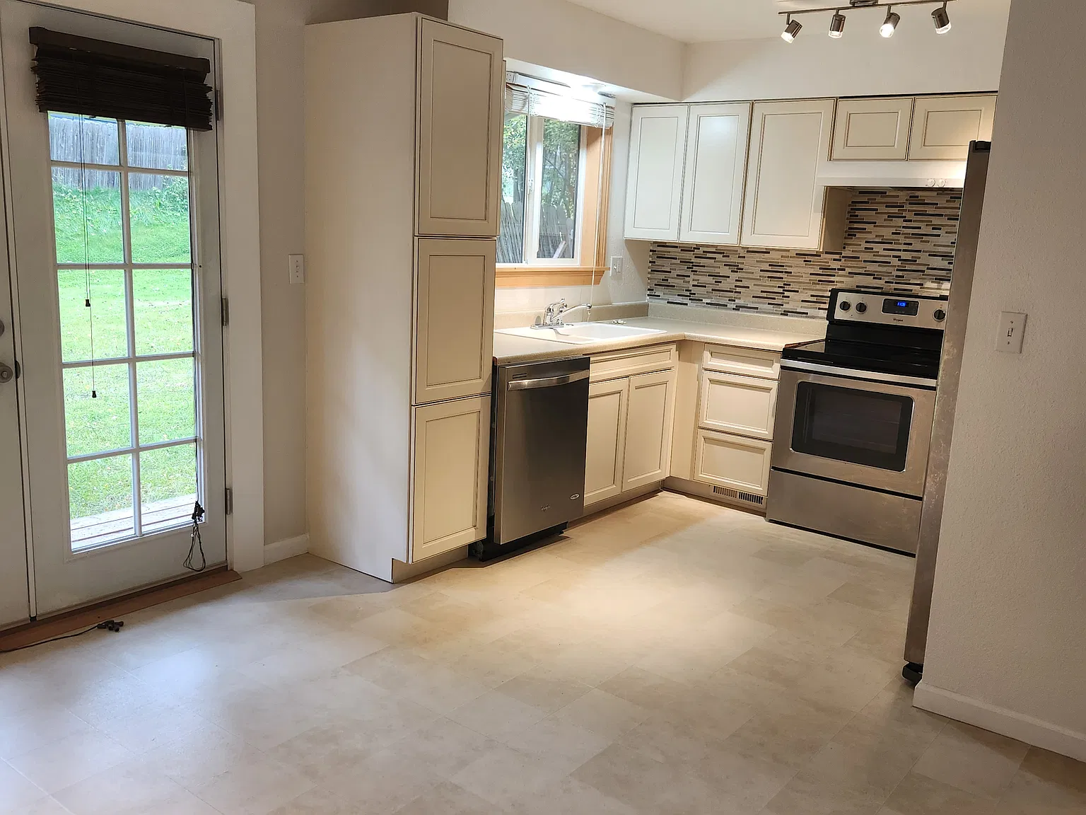 3 bed, 1.5 bath, 1056 sqft, $2,300 — Photo 3